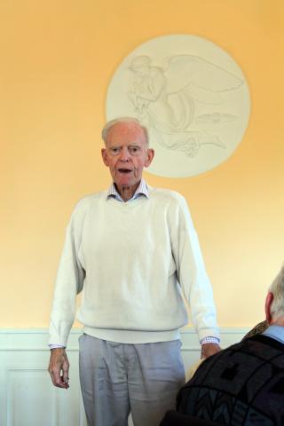 Niels Oxenvad taler ved H.C. Andersen-Samfundet i Odenses udflugt til Broholm på Fyn 28. september 2013 Niels Oxenvad på Broholm 2013